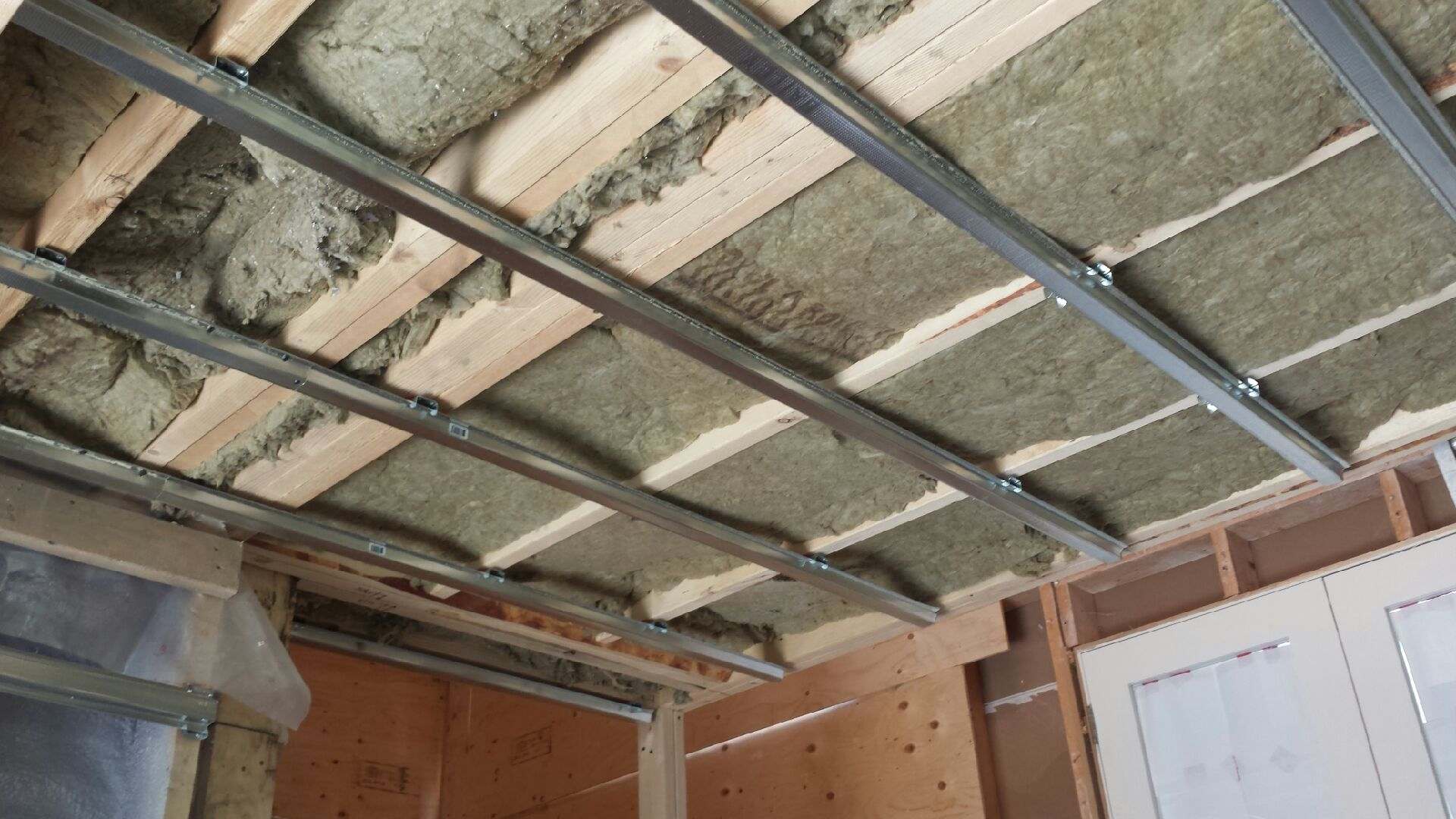Ceiling soundproofing